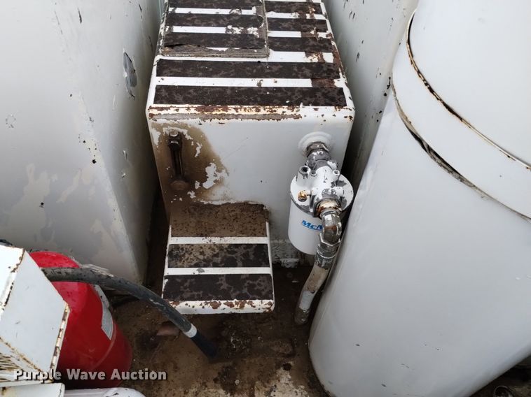 image for item DQ5988 1990 Ford L9000 fuel truck