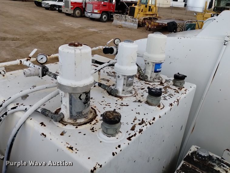 image for item DQ5988 1990 Ford L9000 fuel truck