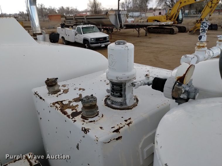 image for item DQ5988 1990 Ford L9000 fuel truck