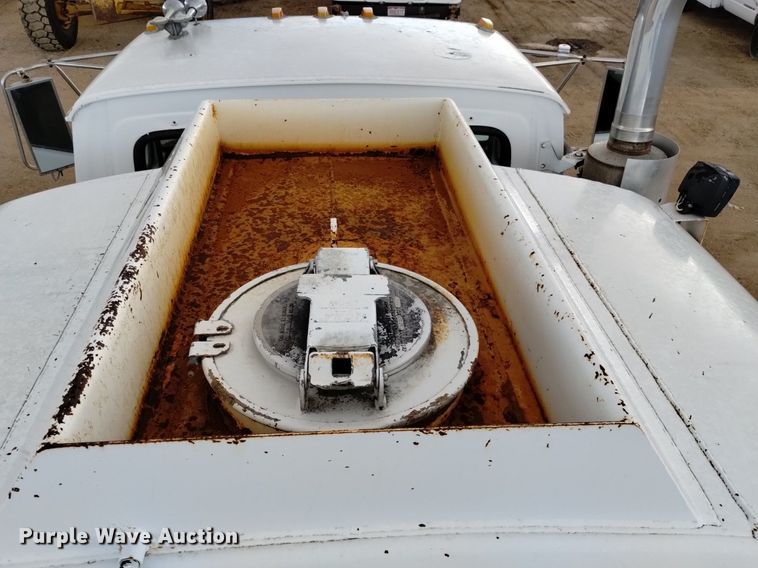 image for item DQ5988 1990 Ford L9000 fuel truck