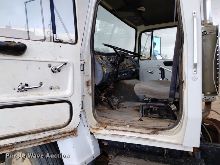 image for item DQ5988 1990 Ford L9000 fuel truck