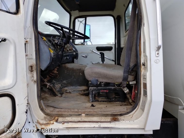 image for item DQ5988 1990 Ford L9000 fuel truck