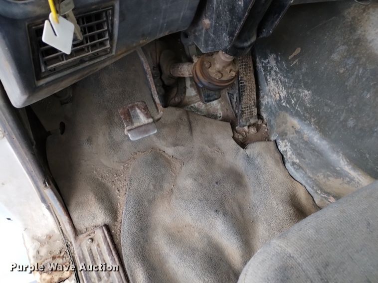 image for item DQ5988 1990 Ford L9000 fuel truck