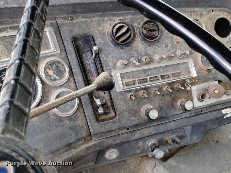 image for item DQ5988 1990 Ford L9000 fuel truck