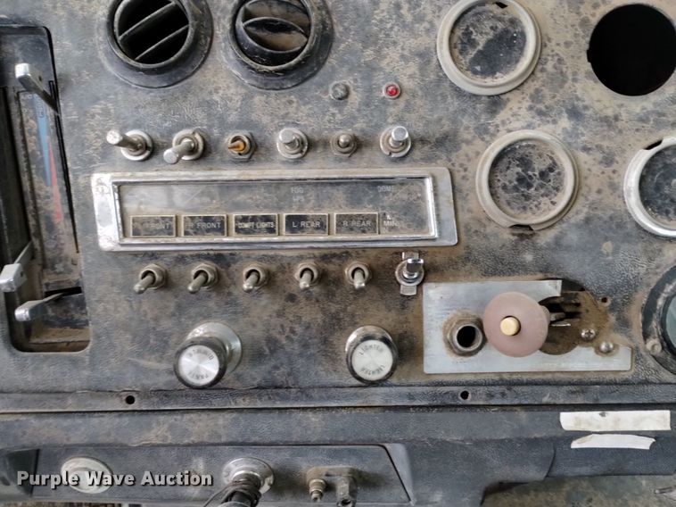 image for item DQ5988 1990 Ford L9000 fuel truck