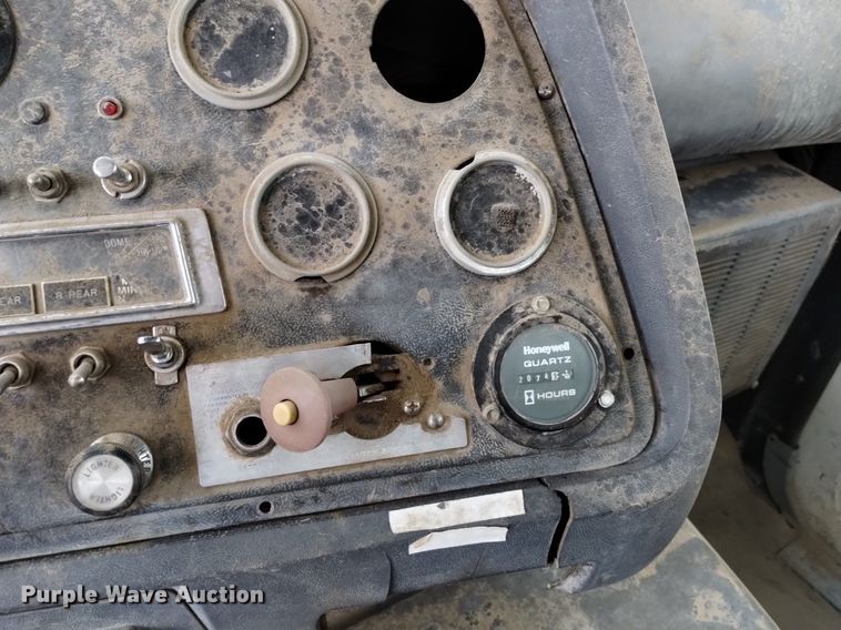 image for item DQ5988 1990 Ford L9000 fuel truck