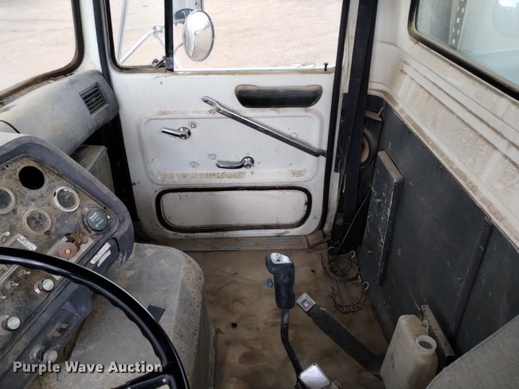 image for item DQ5988 1990 Ford L9000 fuel truck