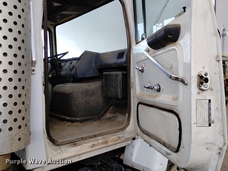 image for item DQ5988 1990 Ford L9000 fuel truck