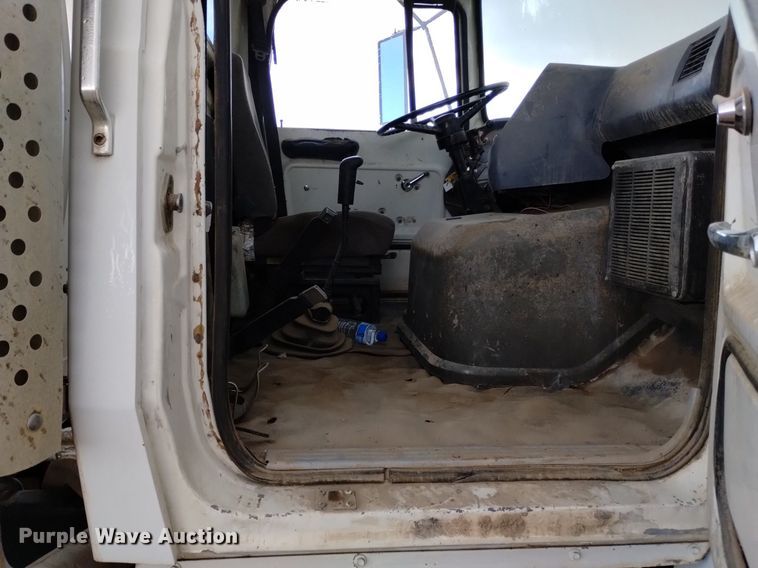 image for item DQ5988 1990 Ford L9000 fuel truck