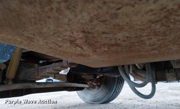 image for item DQ5988 1990 Ford L9000 fuel truck