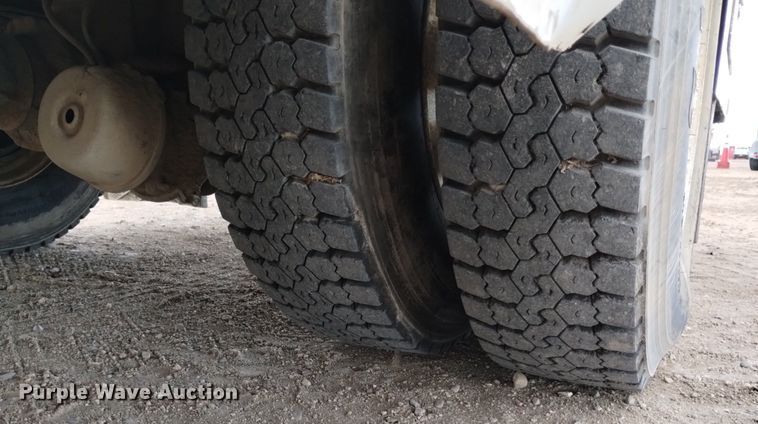 image for item DQ5988 1990 Ford L9000 fuel truck