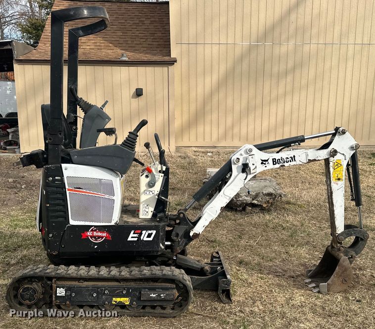 image for item DQ6343 2019 Bobcat E10 mini excavator