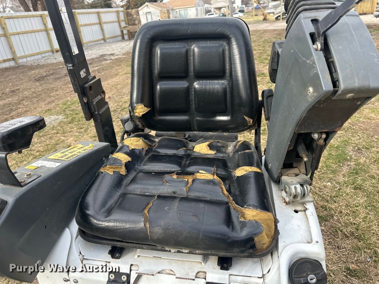 image for item DQ6343 2019 Bobcat E10 mini excavator