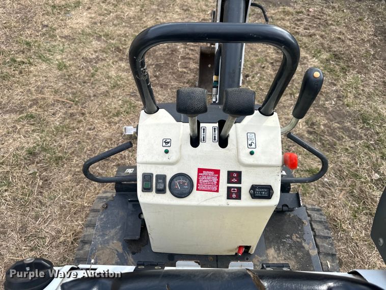 image for item DQ6343 2019 Bobcat E10 mini excavator