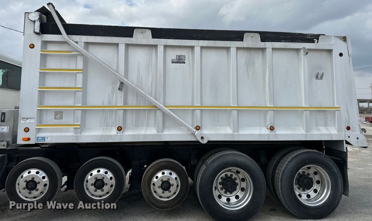 image for item DQ6360 2010 Peterbilt  365  dump truck