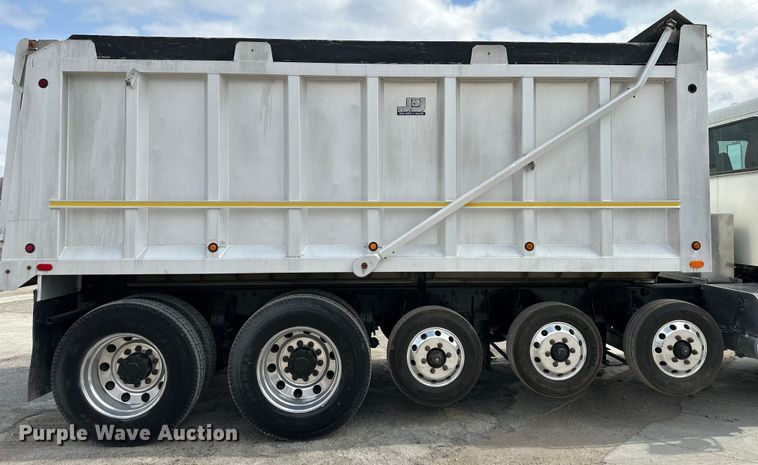 image for item DQ6360 2010 Peterbilt  365  dump truck