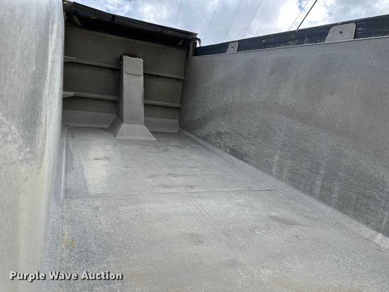 image for item DQ6360 2010 Peterbilt  365  dump truck