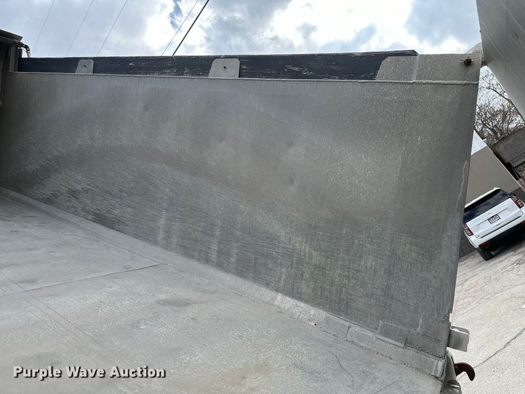 image for item DQ6360 2010 Peterbilt  365  dump truck