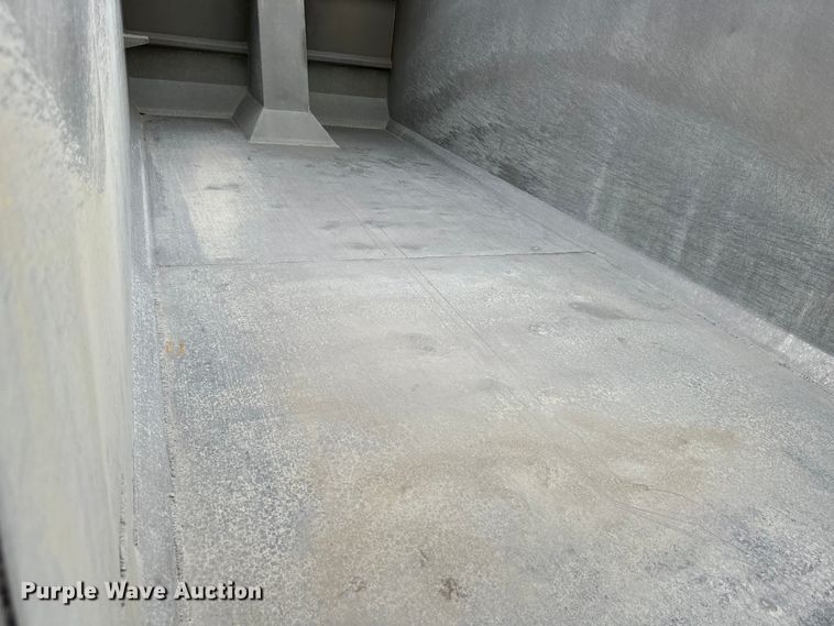 image for item DQ6360 2010 Peterbilt  365  dump truck