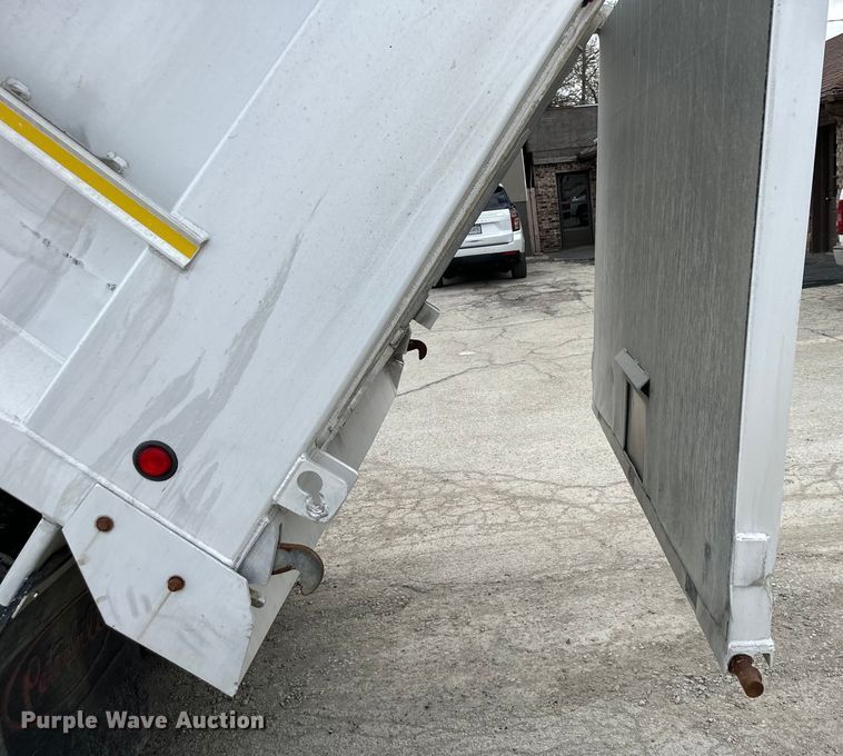 image for item DQ6360 2010 Peterbilt  365  dump truck