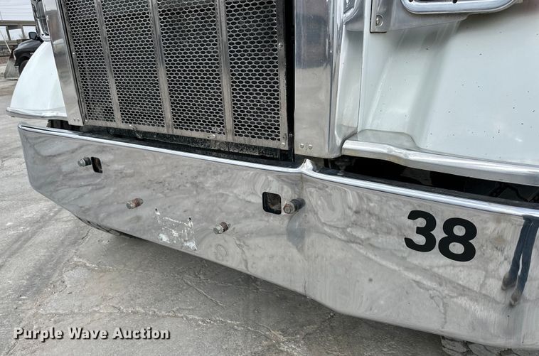 image for item DQ6360 2010 Peterbilt  365  dump truck