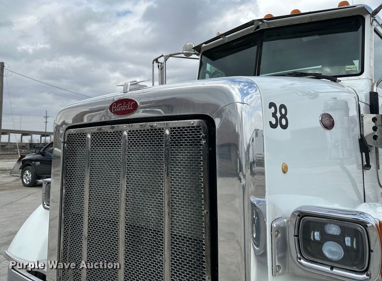 image for item DQ6360 2010 Peterbilt  365  dump truck