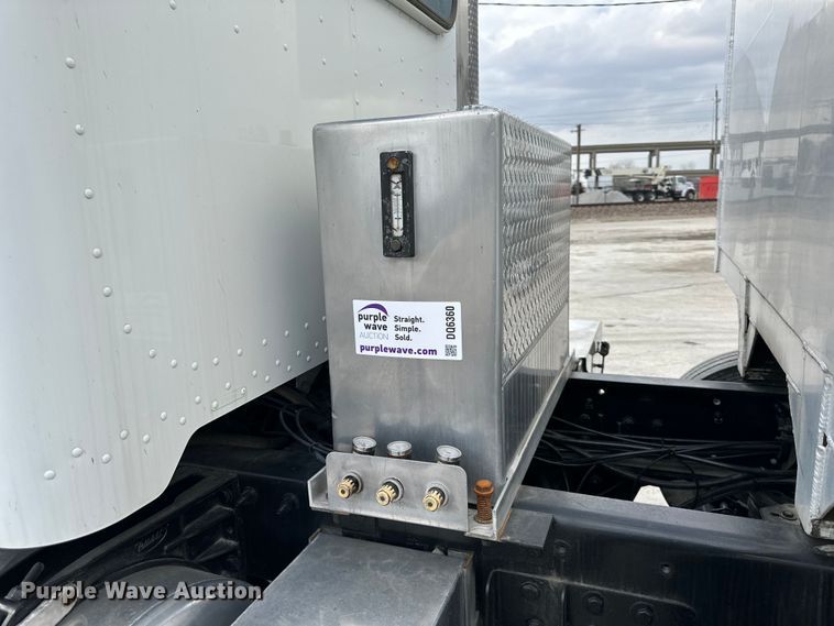 image for item DQ6360 2010 Peterbilt  365  dump truck