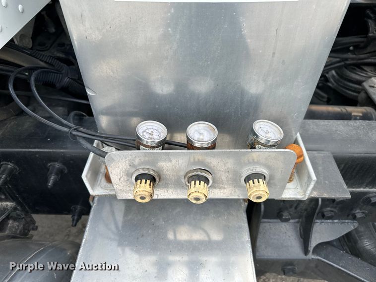 image for item DQ6360 2010 Peterbilt  365  dump truck