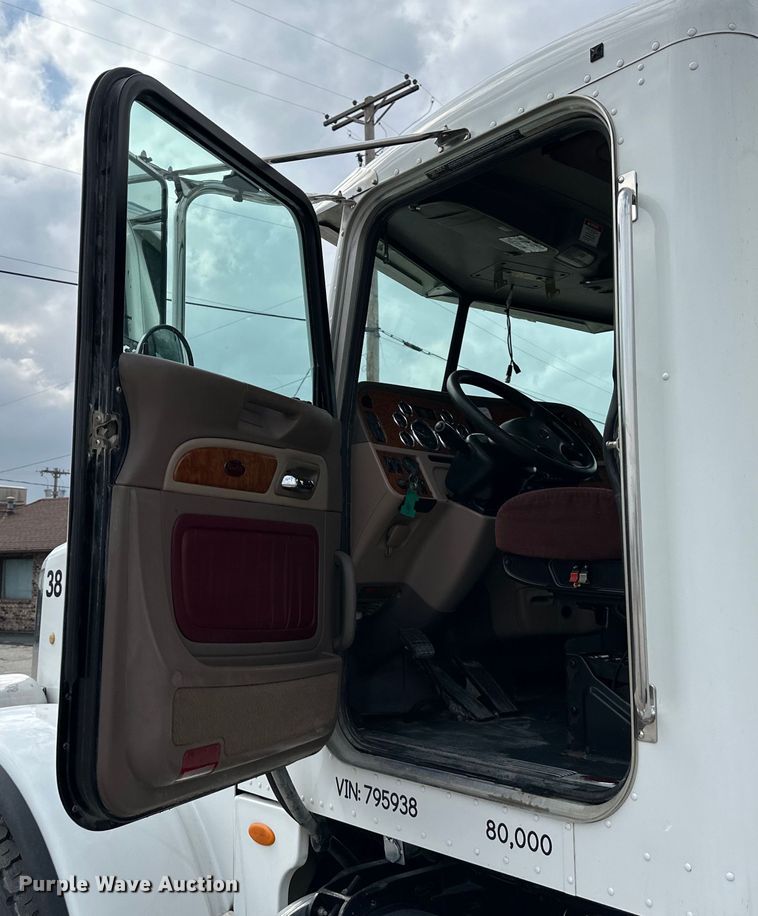 image for item DQ6360 2010 Peterbilt  365  dump truck