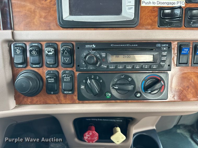 image for item DQ6360 2010 Peterbilt  365  dump truck