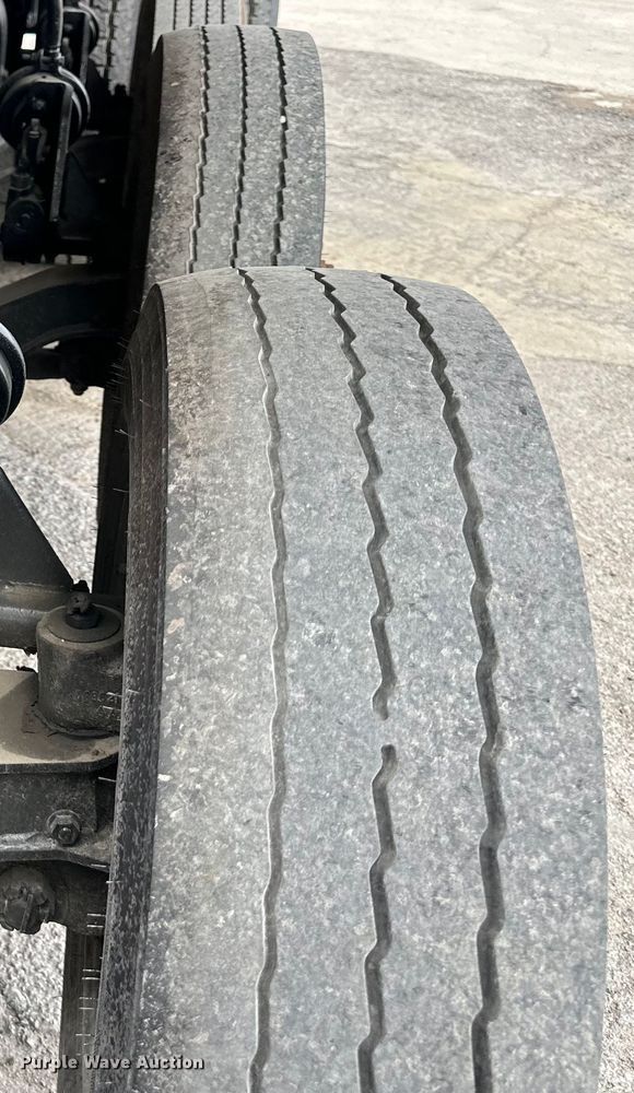 image for item DQ6360 2010 Peterbilt  365  dump truck