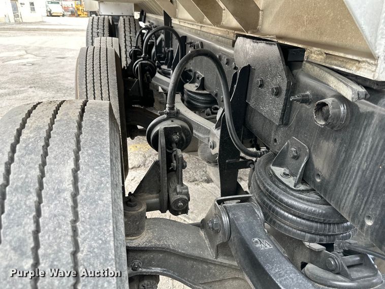 image for item DQ6360 2010 Peterbilt  365  dump truck