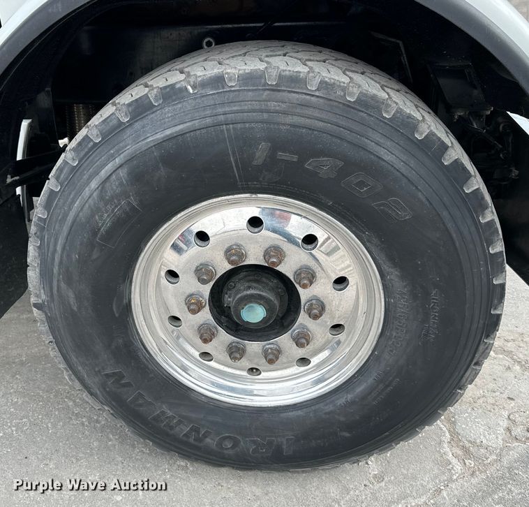 image for item DQ6360 2010 Peterbilt  365  dump truck