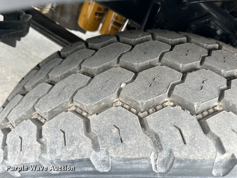 image for item DQ6360 2010 Peterbilt  365  dump truck