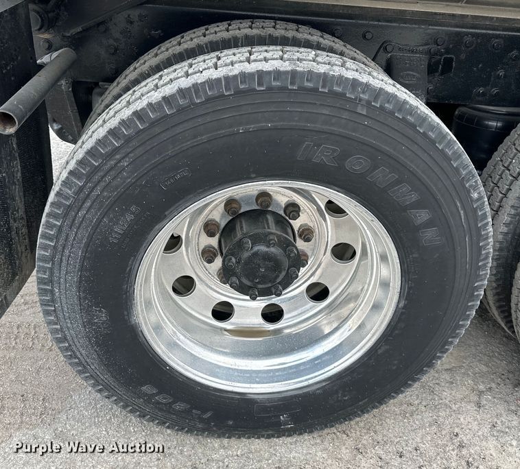 image for item DQ6360 2010 Peterbilt  365  dump truck