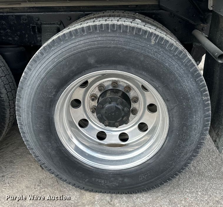 image for item DQ6360 2010 Peterbilt  365  dump truck