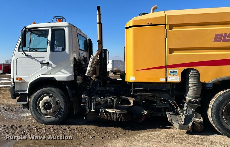 image for item DQ7427 2009 Nissan  UD3300 street sweeper truck