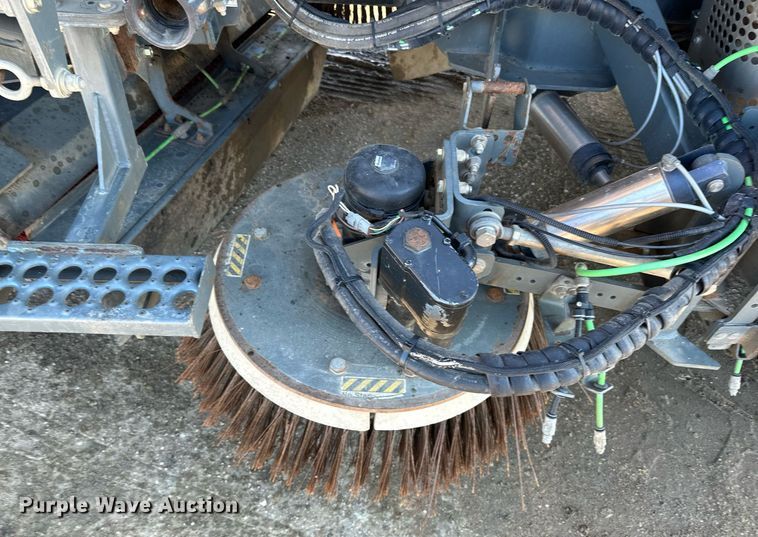 image for item DQ7427 2009 Nissan  UD3300 street sweeper truck