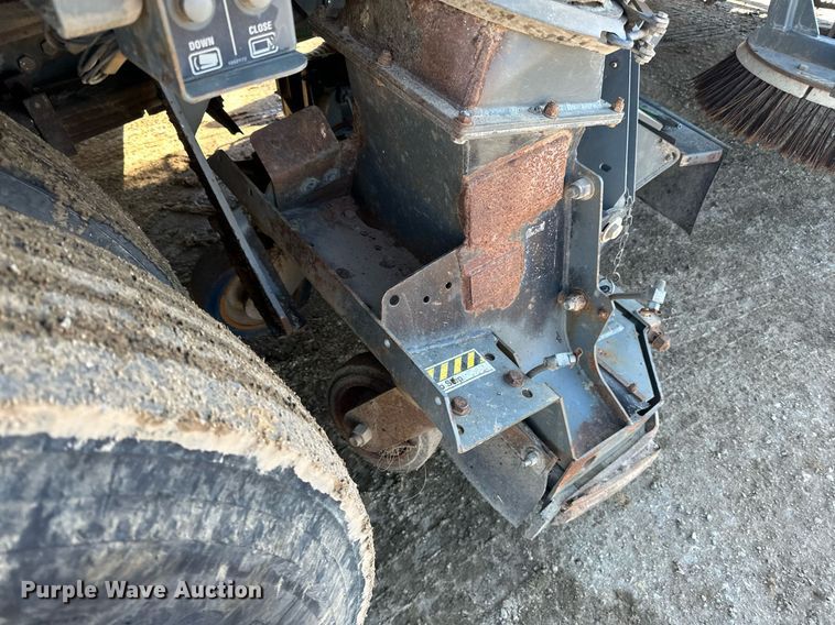 image for item DQ7427 2009 Nissan  UD3300 street sweeper truck