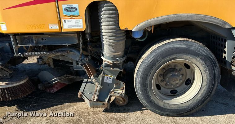 image for item DQ7427 2009 Nissan  UD3300 street sweeper truck