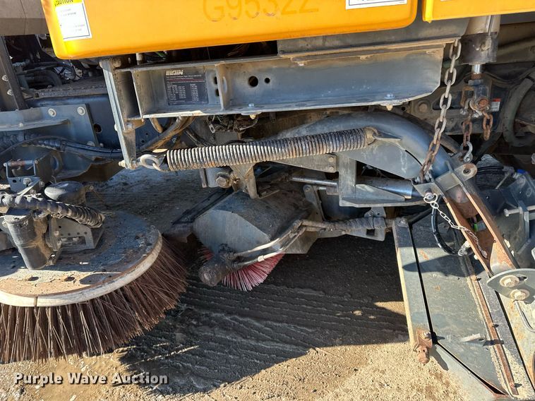 image for item DQ7427 2009 Nissan  UD3300 street sweeper truck