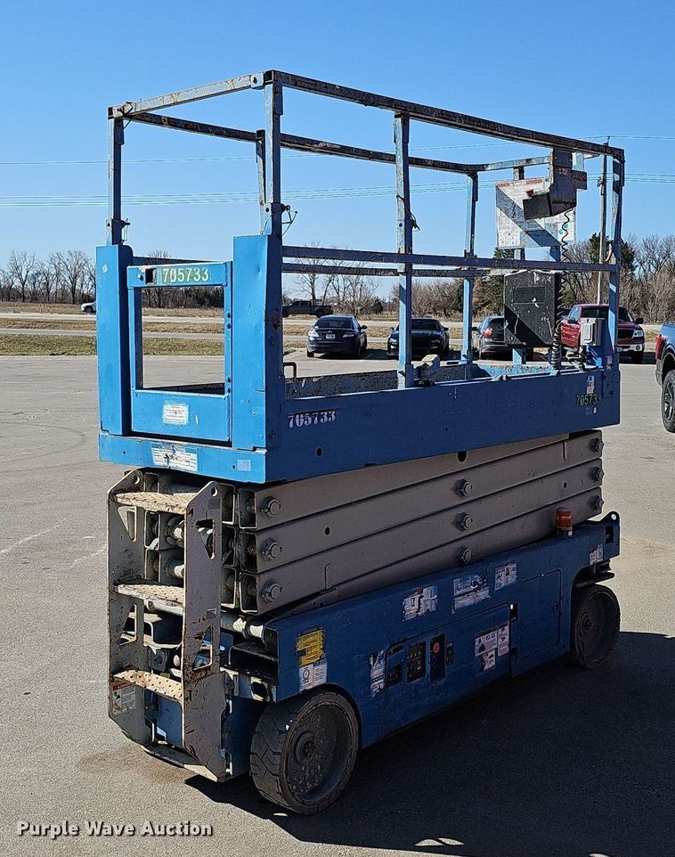 image for item DQ8586 Genie GS2632 scissor lift