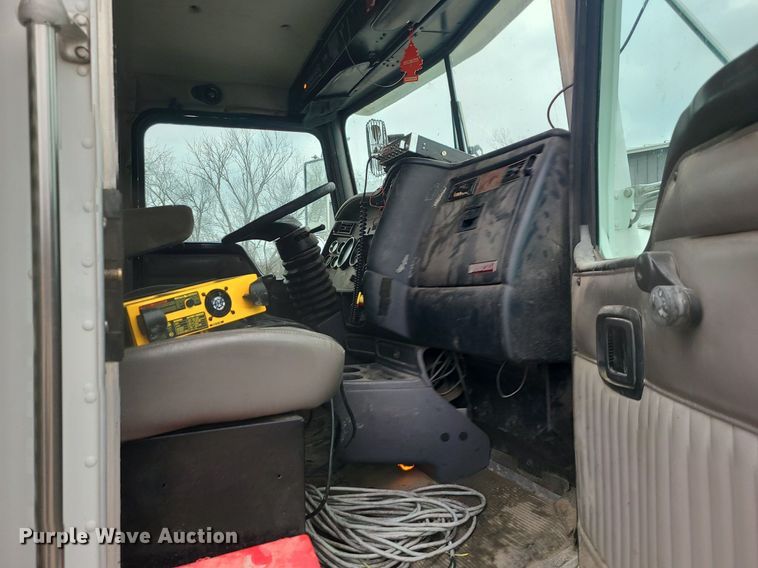 image for item DR7866 2004 Kenworth T800 dump truck