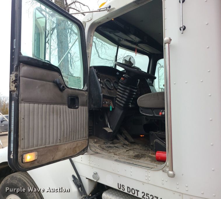 image for item DR7866 2004 Kenworth T800 dump truck