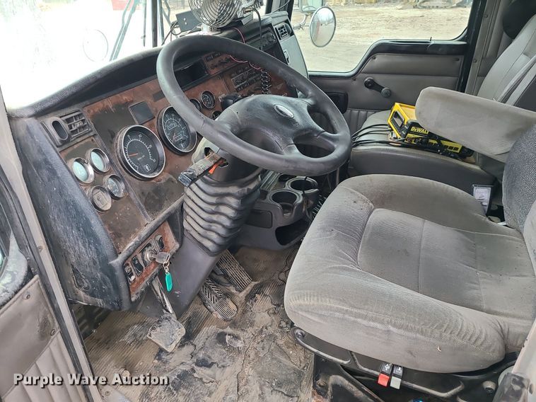 image for item DR7866 2004 Kenworth T800 dump truck