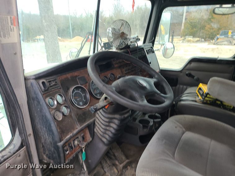 image for item DR7866 2004 Kenworth T800 dump truck