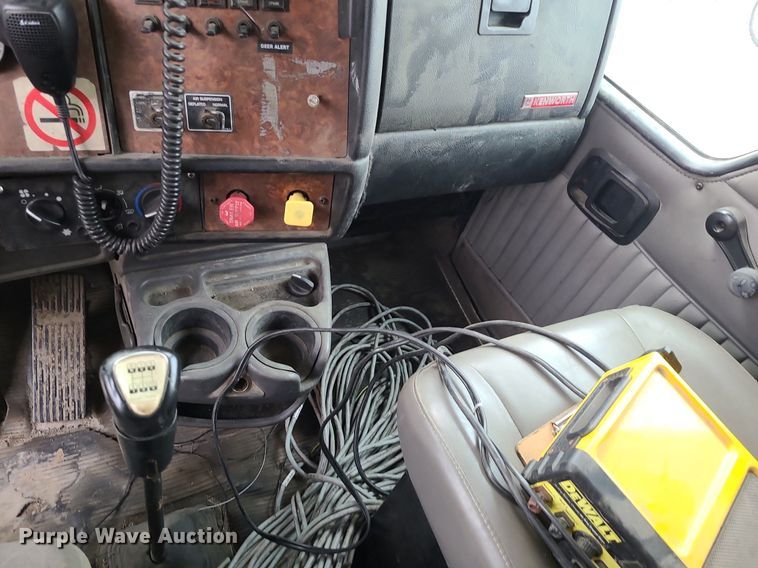 image for item DR7866 2004 Kenworth T800 dump truck