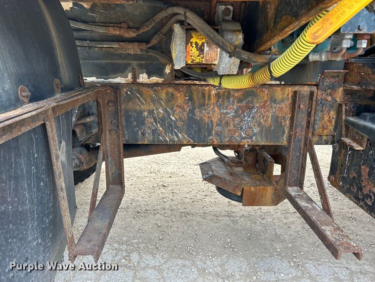 image for item DS0826 2014 International 7400 dump truck