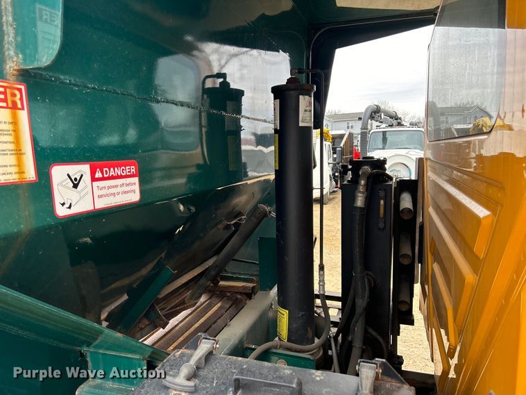 image for item DS0826 2014 International 7400 dump truck