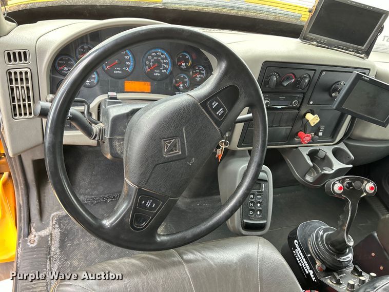 image for item DS0826 2014 International 7400 dump truck